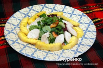 Салат с вареной курицей и манго