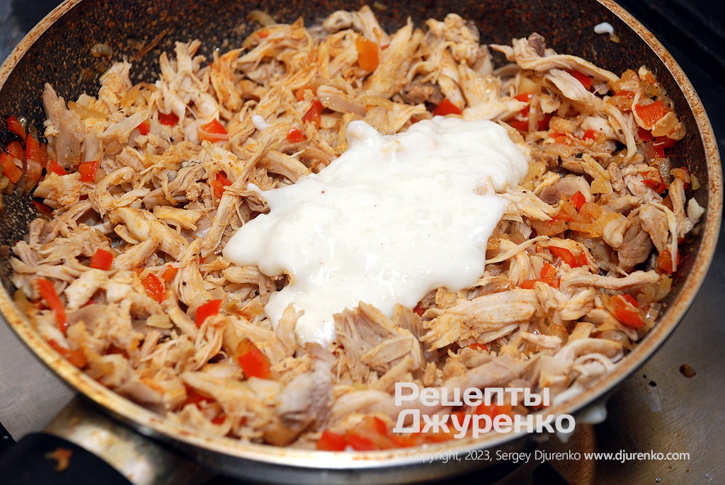 Смешать овощи с курятиной и добавить немного соуса бешамель.