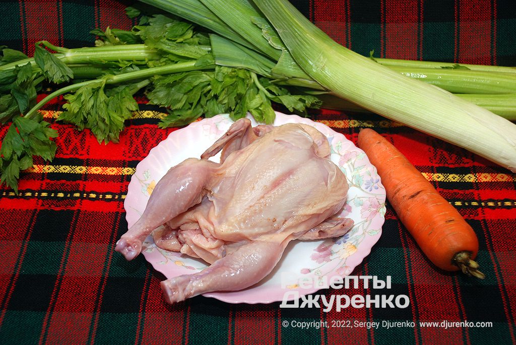 Молода курка та овочі для наваристого ароматного бульйону.