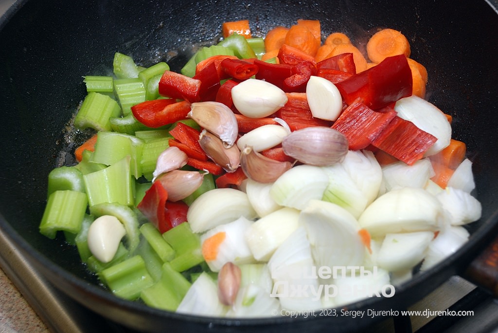 Крупно порезать овощи и обжарить на остатках масла.
