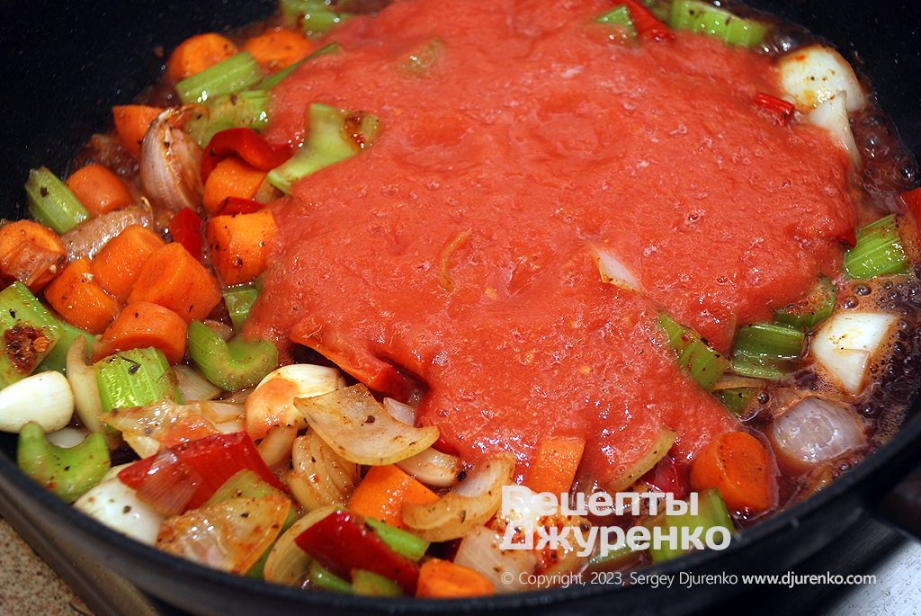 Добавить томат и тушить соус под крышкой.