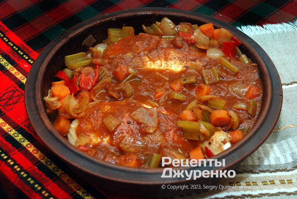 Укласти обсмажене м'ясо в сковорідку та залити його соусом.