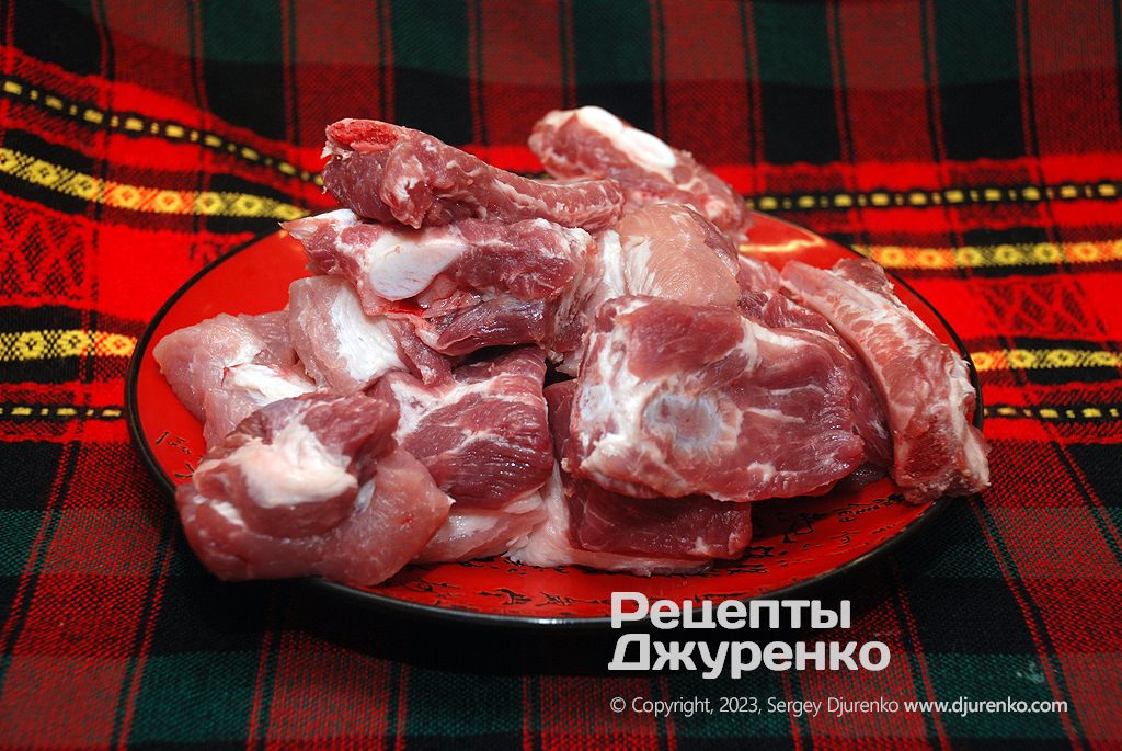 Ребра нарубить на кусочки а мясо нарезать крупными ломтиками.