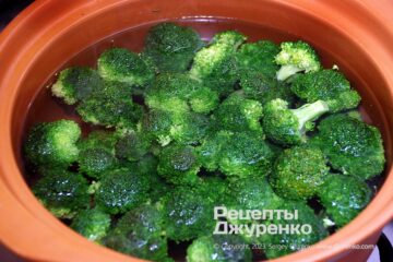 Сварить или бланшировать соцветия капусты.