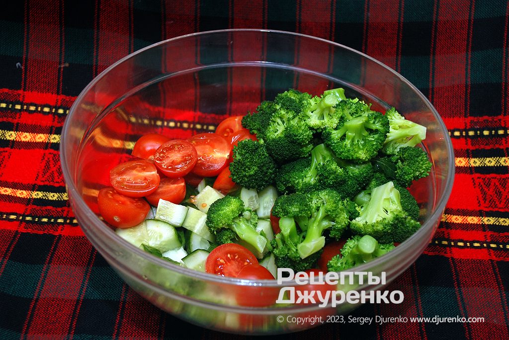 Скласти всі овочі в салатницю, посолити, додати орегано та кунжутне насіння.