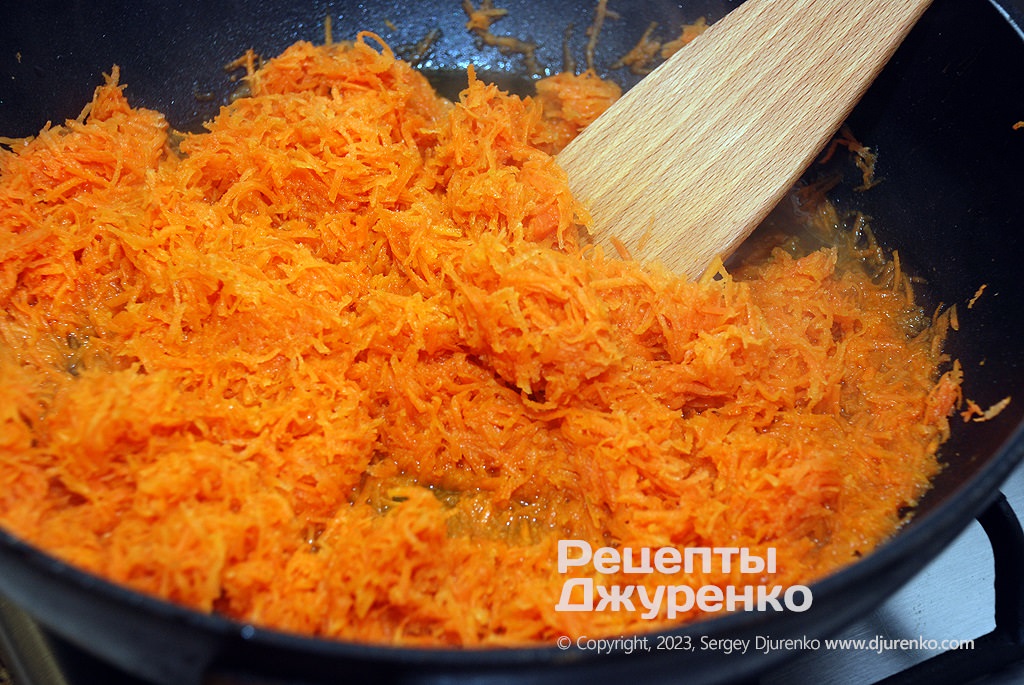 Очистити і натерти моркву, потім тушкувати її під кришкою.