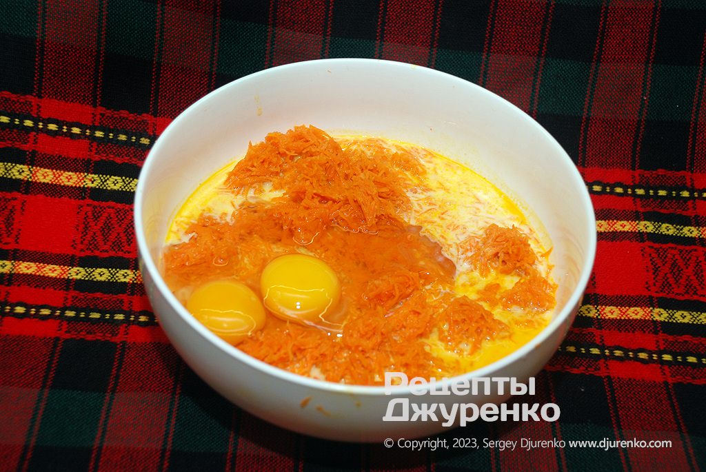 Смешать остывшую овощную массу с молоком и яйцами.