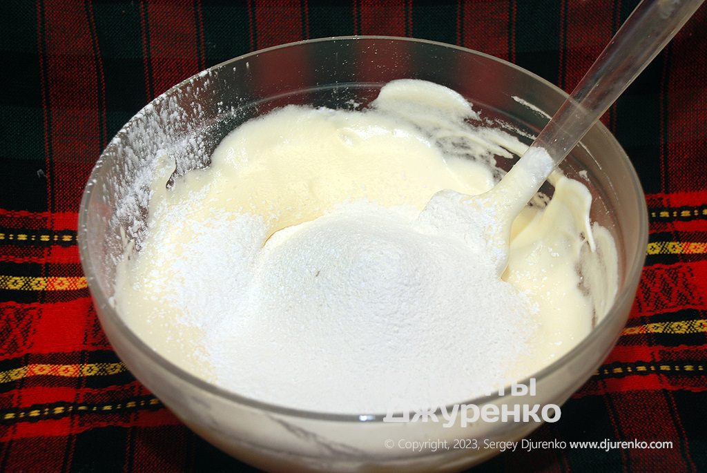 У суміш додати просіяне борошно і крохмаль, ретельно перемішати тісто.