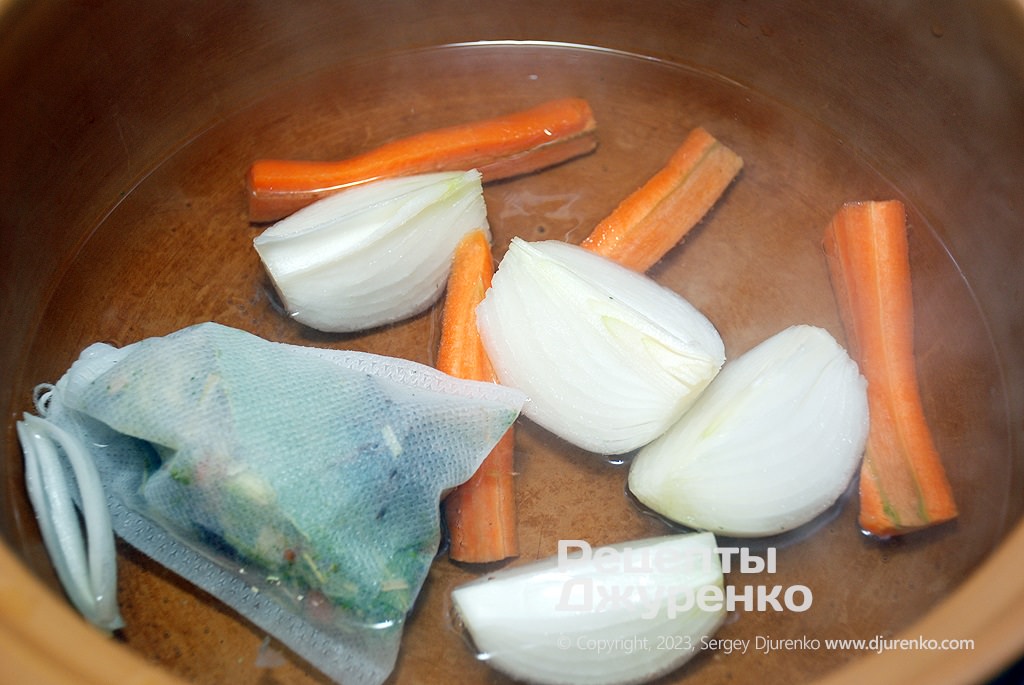 Залить овощи водой и сварить бульон.
