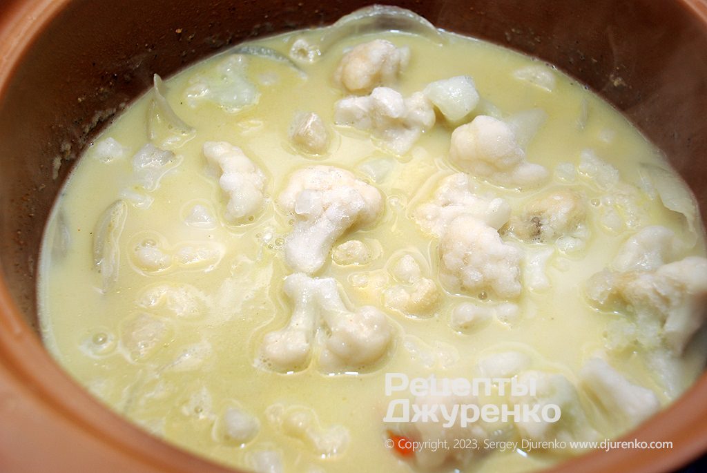 Затем бросить в суп соцветия капусты и варить до мягкости.