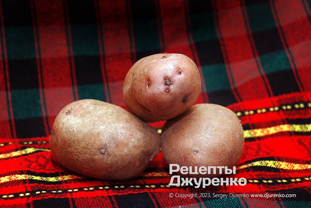 Три средние картошины для одного - достаточно.