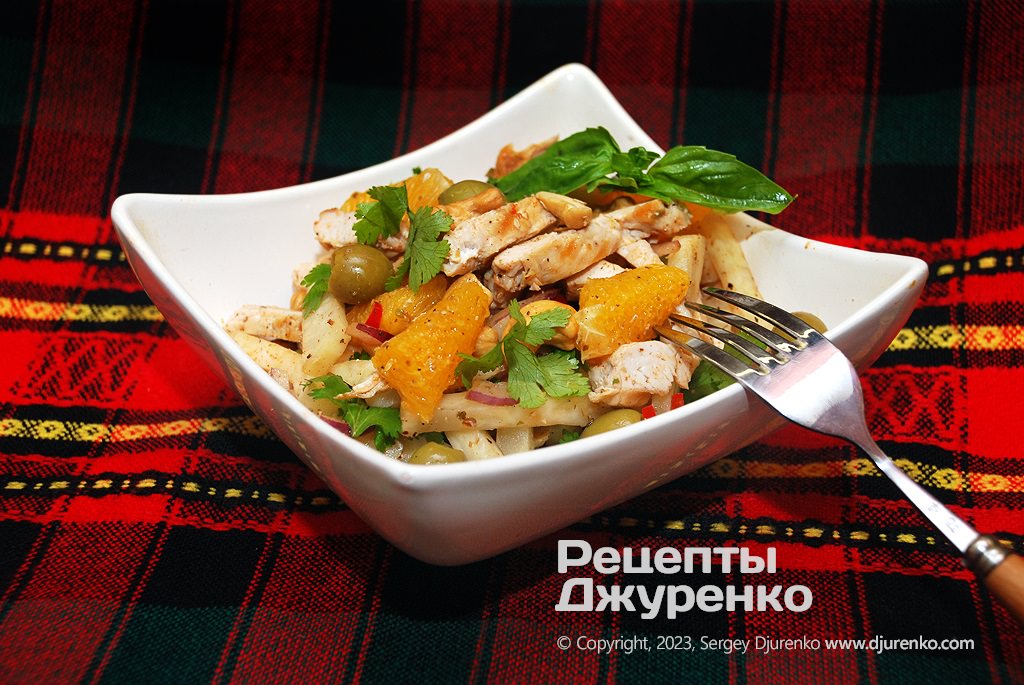 Салат з індичкою, обсмаженою на грилі, з фруктами та горіхами
