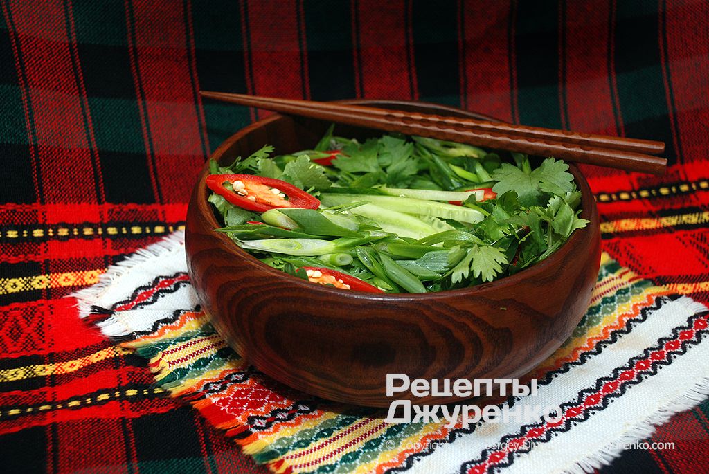 Салат тигра з огірків, чилі, кінзи та зеленої цибулі