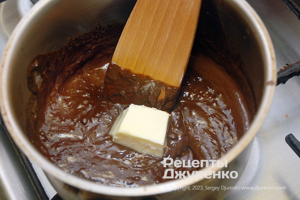 Приготувати ганаш із молока, шоколаду та вершкового масла.