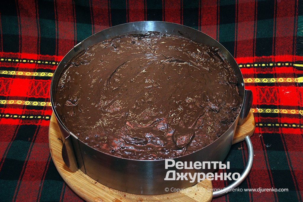 Покрити торт шоколадною глазур'ю, потім посипати кокосовою стружкою або бісквітною крихтою.