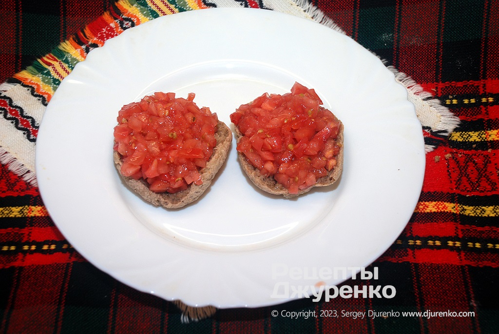 На сухарі викласти м'якоть помідора та посолити.