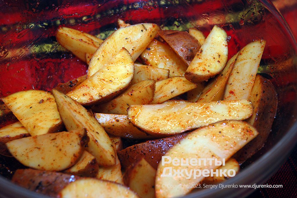 Нарізати та підготувати картоплю.