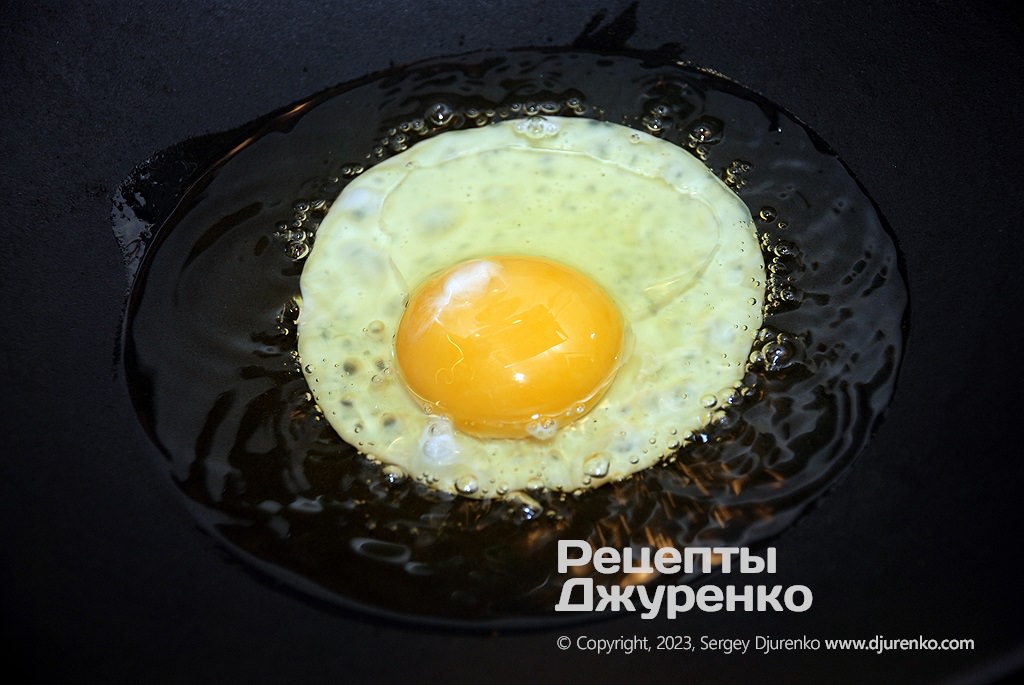 Жареные яйца готовить легко.