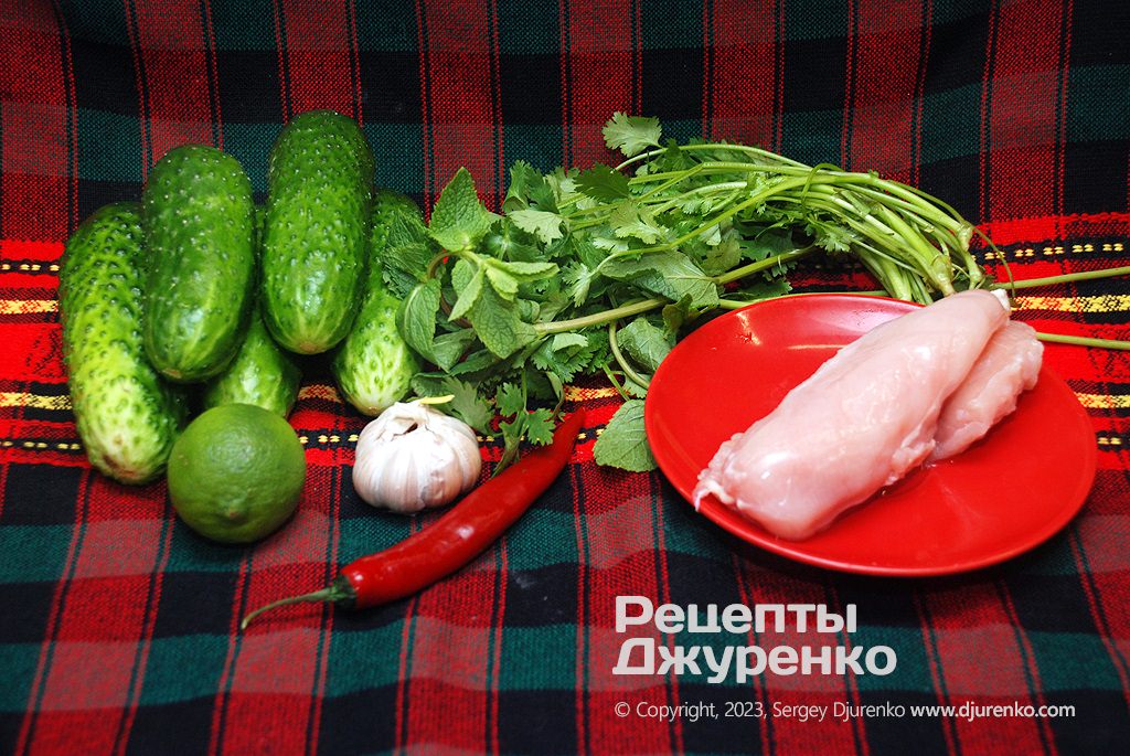Ингредиенты: куриное филе, огурцы, овощи и зелень.