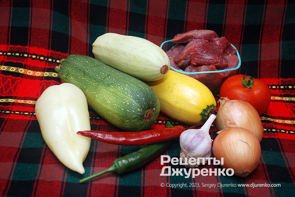 Цуккини, мясо и овощи для блюда.