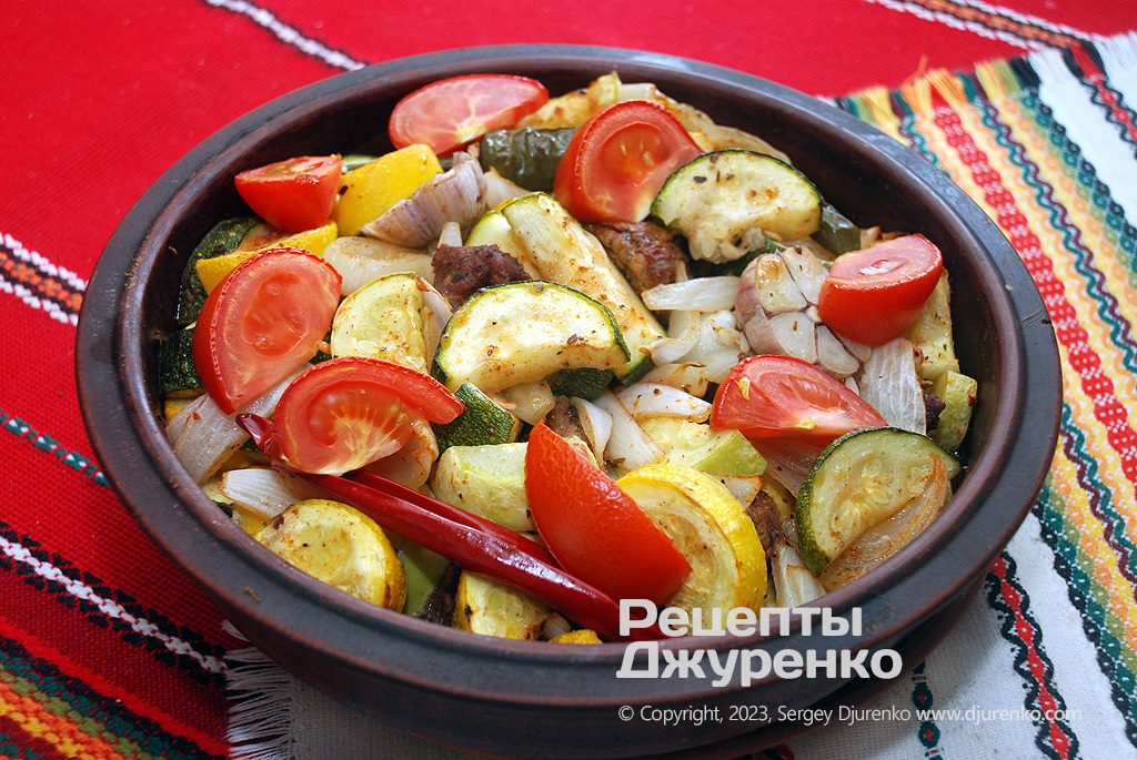 Запечённые цуккини с говядиной, луком, перцем и помидором