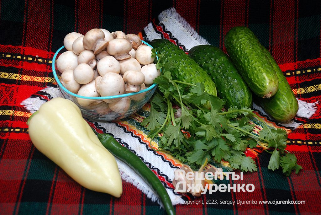 Свіжі печериці та лісові гриби - за бажанням.