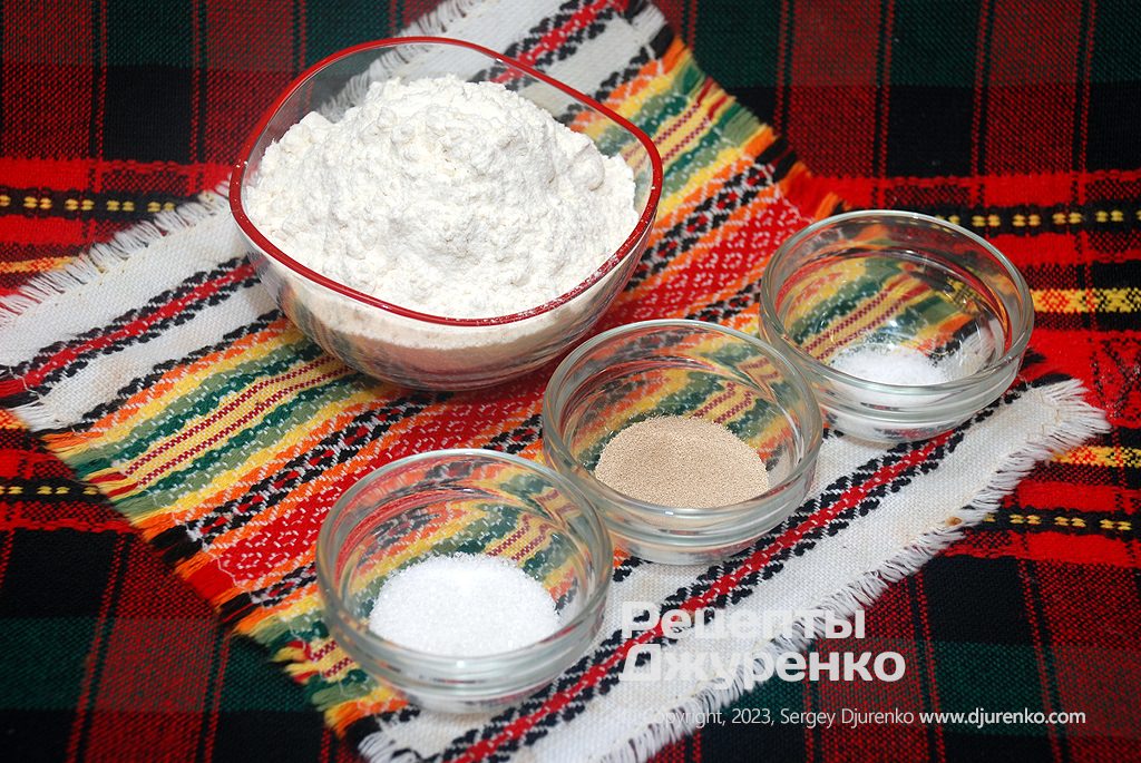 Сухі компоненти для тіста - борошно, дріжджі, сіль та цукор.