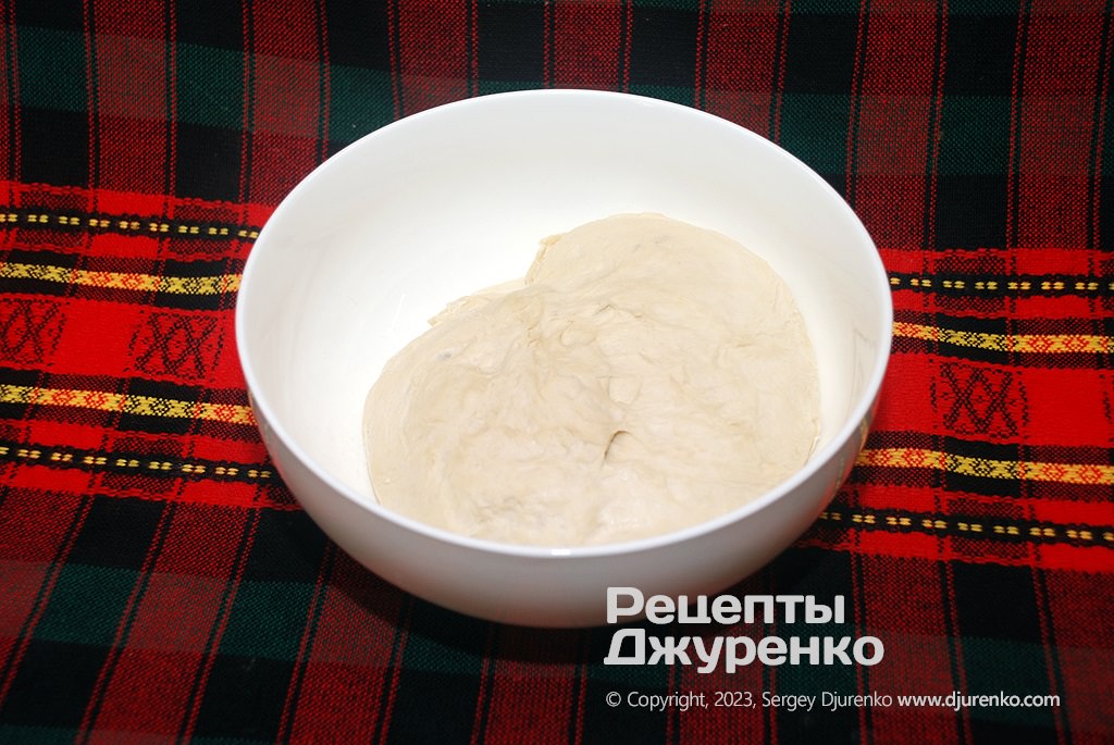 Через сутки тесто надо перемесить и дать ему нагреться до комнатной температуры.