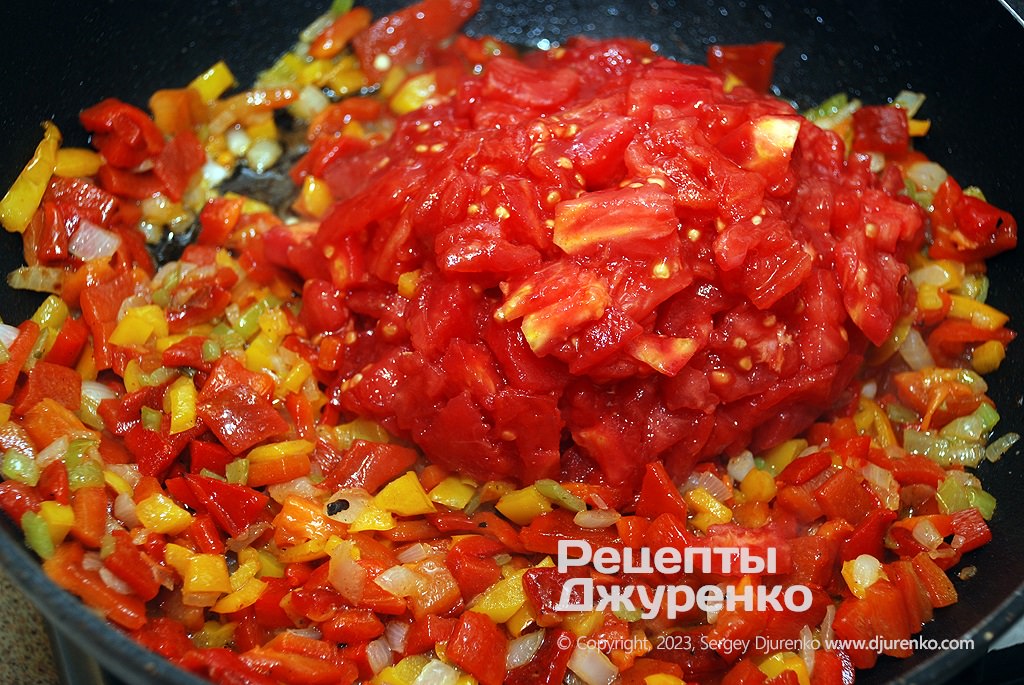 Додати подрібнений червоний запечений перець, потім помідори.