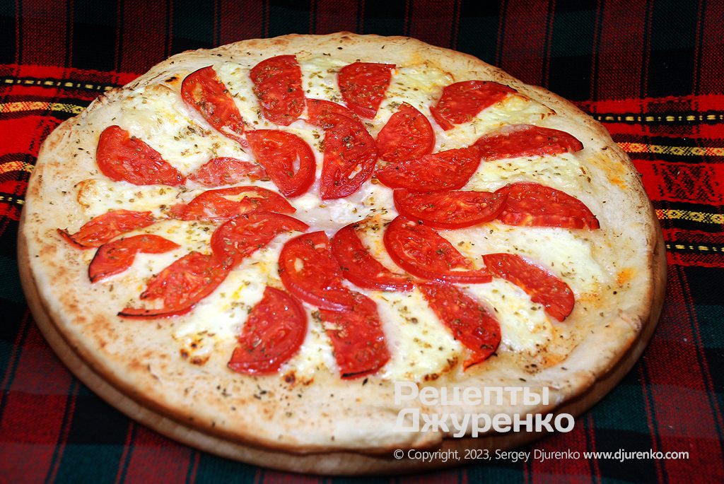 Випікати піцу близько 20 хв до підрум'янювання.