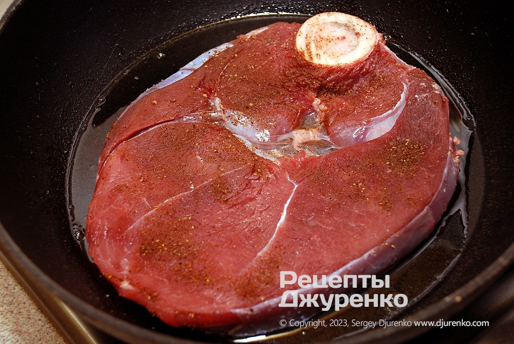 Натереть мясо смесью усянмянь.