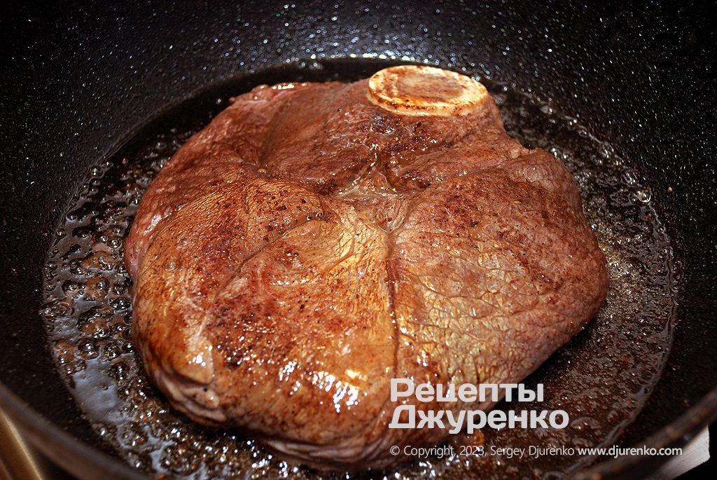 Обсмажити шматок яловичини в олії до готовності.