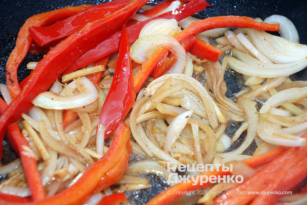 Тонко нарезать овощи и обжарить из в остатках масла.