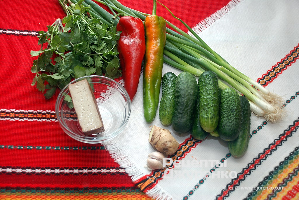 Молоді огірки, зелень, перець та соєвий сир для салату.