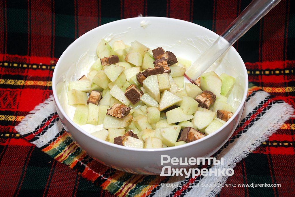 Салат из Сникерса и яблок