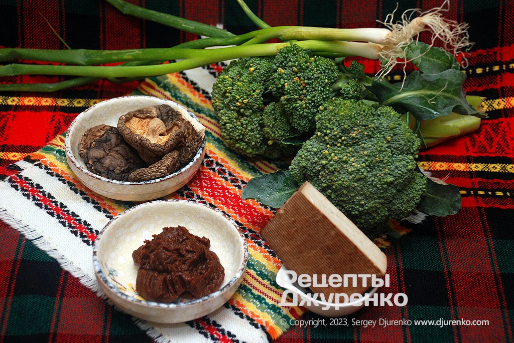 Шиитаке для бульона, брокколи, тофу - основные ингредиенты.