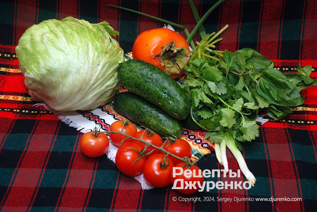 Кочанный латук и овощи для салата.