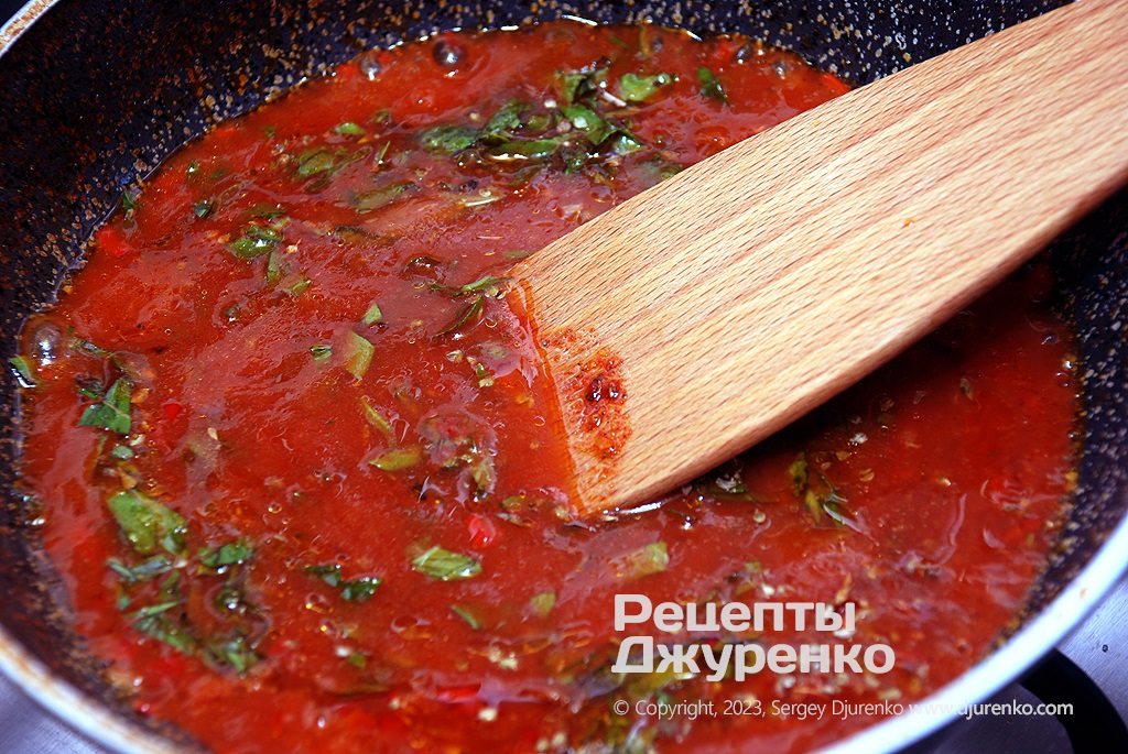 Приготувати злегка гострий томатний соус з базиліком та часником.