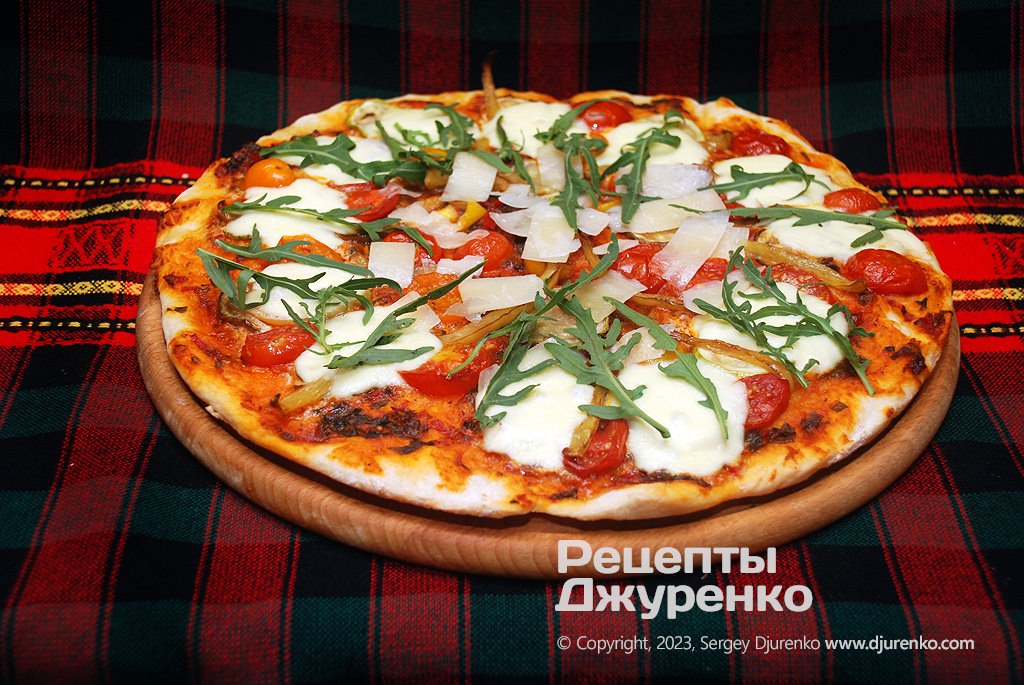 Пицца «Примавера» с овощами, пармезаном и рукколой