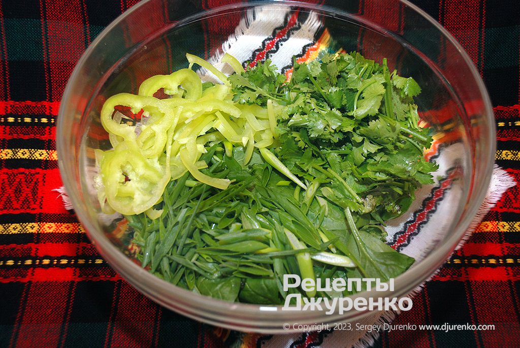 Зелень та солодкий перець нарізати та скласти в миску.