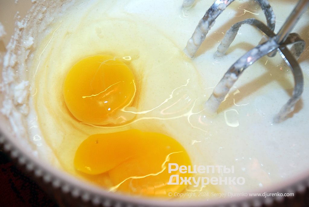 Додати яйця, молоко, потім кукурудзяний крохмаль.