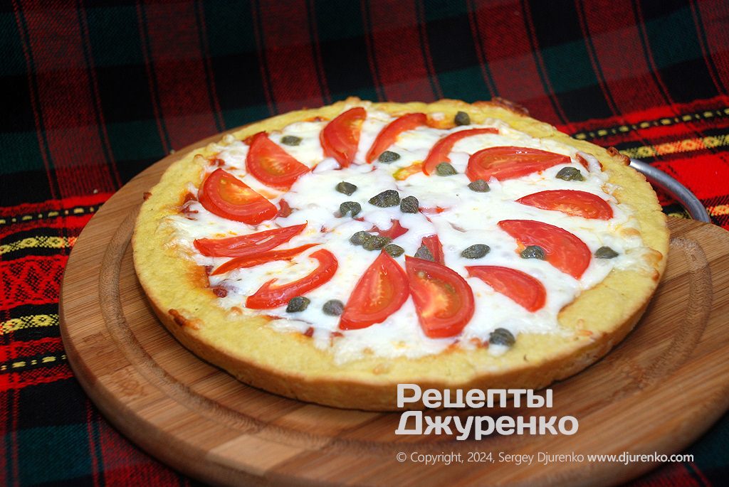 Пицца на кукурузном тесте с начинкой из сыра и колбасы