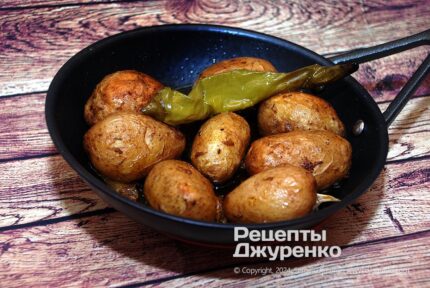Смажена молода картопля в духовці