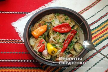 Тушковані кабачки з овочами в духовці