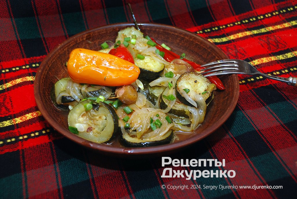 Тушковані кабачки з овочами в духовці