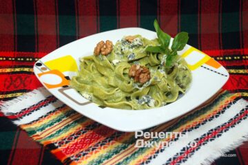 Паста с горгонзолой, сливками, шпинатом и орехами