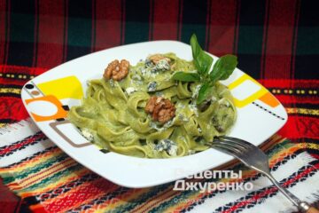 Паста с горгонзолой, сливками, шпинатом и орехами