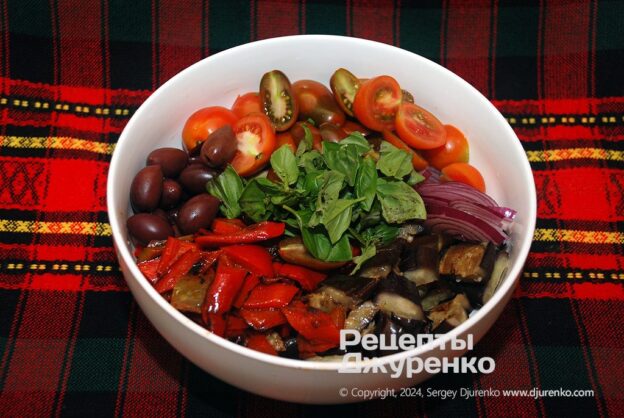 Putting the cooled vegetables in a bowl and adding basil, onion and olives.