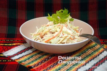 Салат з шинкою, селерою та капустою