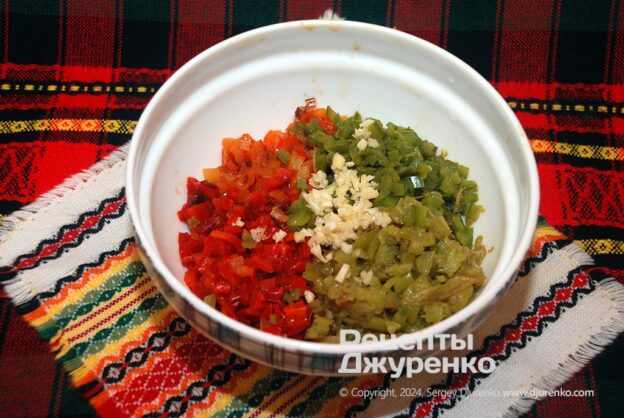 Chop the pepper flesh and mix it with the garlic and cilantro.